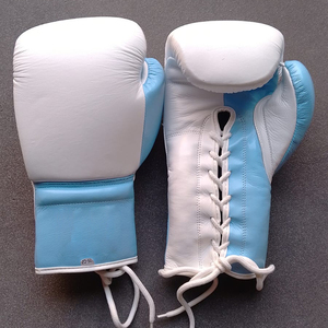 Guantes de boxeo de cuero genuino con logotipo personalizado, profesionales, azul cielo y blanco, de dos tonos, con cordones. - Product Image 4
