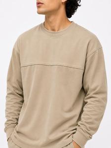 เสื้อสเวตเชิ้ตคอกลมสีเบจสำหรับผู้ชาย ทรงหลวม สีพื้น เรียบง่าย ถักทอ แขนยาว เหมาะสำหรับใส่ในฤดูหนาว ODM MOQ ต่ำ ผ้าฟลีซ ระบายอากาศได้ดี - Product Image 2