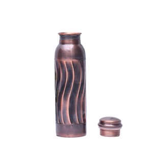 Bouteille d'eau artisanale en cuivre pur avec motif nid d'abeille noir antique 1000 ml, vaisselle ayurvédique anti-fuite sans raccords - Product Image 4