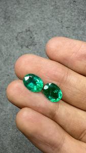 Paire de pierres précieuses vertes naturelles émeraude ovale de 4,29 carats, facettées, pour boucles d'oreilles, bagues et bijoux - Product Image 3