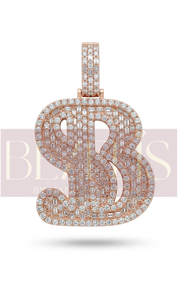 Colgante Personalizado con Letra Chapada en Oro Rosa con Diamante de Corte Esmeralda en Engaste de Canal, Estilo Hip Hop, Amuleto Unisex - Product Image 3