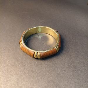 กำไลข้อมือไม้ธรรมชาติแกะสลักด้วยมือและทองเหลืองขัดเงา – กำไลไม้รูปทรงเรขาคณิตสองสี – สไตล์ชาติพันธุ์ผสมผสานวัสดุหลากหลาย - Product Image 4