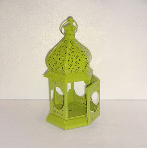 Lanterne à bougie en métal vert clair, avec dôme en forme d'oignon, anneau de finition supérieur, poignée, motif perforé, cadre hexagonal en fer, pour table - Product Image 1