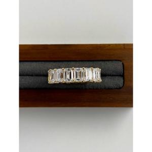 Bague de mariage minimaliste en or jaune 14K, sertie de 8,8 carats de diamants taille émeraude couleur D-F, clarté VS+, monture à griffes, alliance éternité complète, certifiée IGI - Product Image 1