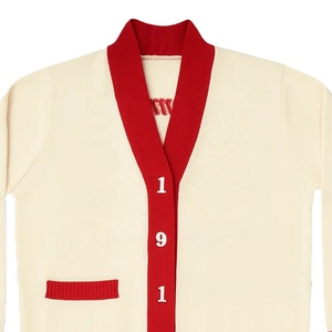 Cardigan en tricot personnalisé pour femmes, style universitaire, crème et rouge, col en V, boutons numérotés OEM - Product Image 2