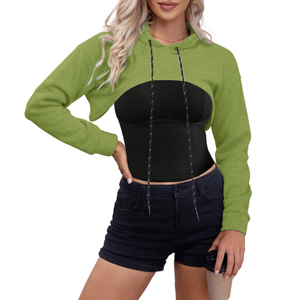 Conjunto de chándal con pantalones deportivos apilados, top corto con capucha y estampado personalizado, y pantalones de chándal acampanados para mujer - Product Image 1