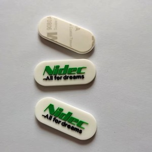 Badges en silicone personnalisés en gros avec des motifs de cœur, de fleurs et de lettres pour les vêtements de mode - Product Image 1