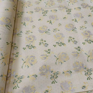 Tela textil con acabado mate y motivo de rosas - Product Image 1