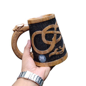 Chope à bière viking authentique en bois artisanal avec motif sculpté - Passe au lave-vaisselle et écologique pour la maison ou les fêtes - Product Image 1