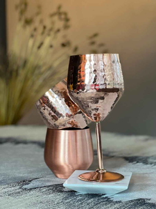 Verre à vin à pied en cuivre martelé avec finition métallique artistique – Vaisselle haut de gamme pour la restauration, les bars, les hôtels et les cadeaux - Product Image 5