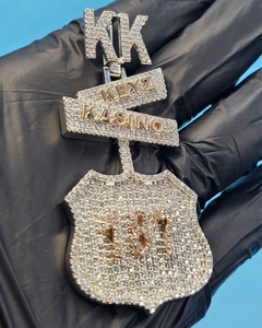 จี้เพชรโมอิสซาไนต์แบบกำหนดเอง ผ่านการทดสอบมาตรฐาน VVS จี้ตัวอักษรฮิปฮอป เงินแท้ 925 ประดับเพชรแบบ Iced Out จี้แบบกำหนดเองพร้อมห่วงสองสี - Product Image 1