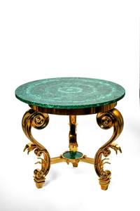 Mesa Auxiliar Redonda de Malaquita Hecha a Mano con Base Esculpida con Motivos Dorados - Product Image 3