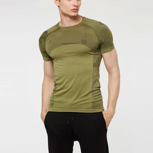 T-shirt de sport pour homme en polyester 100% de haute qualité, coupe ajustée, col rond, impression en relief en caoutchouc, anti-plis, séchage rapide, personnalisable - Product Image 1