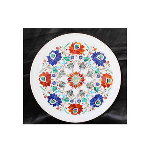 Assiette ronde en marbre blanc avec un beau travail de dentelle florale, de qualité supérieure, idéale pour les cadeaux d'affaires et la décoration de la maison - Product Image 4