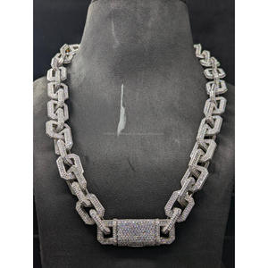Collar moderno de eslabones cubanos con cierre de corona, diamantes cultivados en laboratorio de primera calidad, joyería urbana de Trisha Jewels - Product Image 1