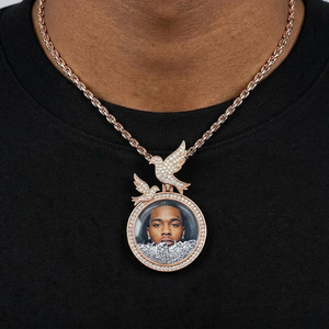 Pendentif personnalisé avec photo, motif Colombe de la Paix, en forme de disque, avec diamants naturels, plaqué or, motif oiseau en vol, breloque portrait circulaire - Product Image 4