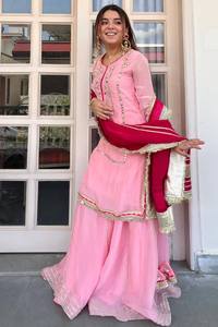 ชุดอานาร์กาลีปักลายสีชมพูพร้อมผ้าคลุมไหล่สีแดง ชุดแต่งงานแบบดั้งเดิมของอินเดียและปากีสถานสำหรับผู้หญิง ทรงปกติ ความยาวระดับข้อเท้า - Product Image 3