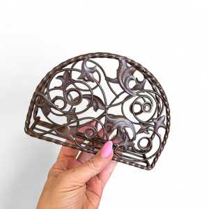 Porta servilletas decorativo vintage de metal, acabado marrón antiguo, diseño ornamentado con detalles de hojas, para la cena - Product Image 6