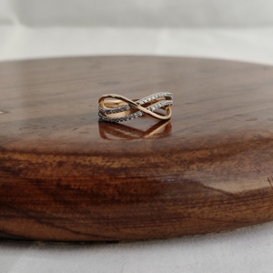 แหวนทองคำขาว 18K ประดับเพชรทรงอินฟินิตี้ ดีไซน์เกลียวสำหรับผู้หญิง แบบฝังเพชรหลายแถว เรียบหรู ดูดีทุกวัน ผิวขัดเงา - Product Image 5