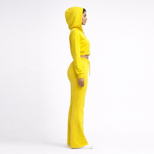 ชุดวอร์มผู้หญิงแบบกำหนดเองสำหรับฤดูหนาว ชุด 2 ชิ้น ผ้าฟลีซ เสื้อฮู้ดซิปแบบครอปและกางเกงขายาวทรงบาน กันน้ำ ชุดกีฬาแบบเต็มตัว - Product Image 3