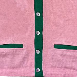 Vente en gros de pulls en tricot brodés personnalisés pour femmes cardigan de couleur à col en V de style universitaire pull en tricot à motifs - Product Image 5