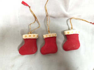 Chaussette de Noël en coton doux, motif écossais rouge et noir, avec bordure en fourrure blanche et initiale L brodée - Product Image 3