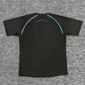 Ensemble streetwear gothique tie-dye personnalisé pour hommes – T-shirt et short avec typographie audacieuse – Style urbain tendance avec motif lettres - Product Image 4