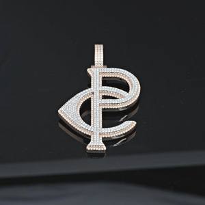 Colgante de Letra Personalizado Estilo Hip Hop con Moissanita VVS de Corte Brillante Certificada IGI, Base Plateada en Plata Sólida para Moda Hip Hop - Product Image 5