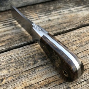 มีดทำมือ J2 Steel Bull Cutter ใบมีดคงที่สำหรับล่าสัตว์ ด้ามเรซิ่น พร้อมปลอกหนังปั๊มลาย - Product Image 5