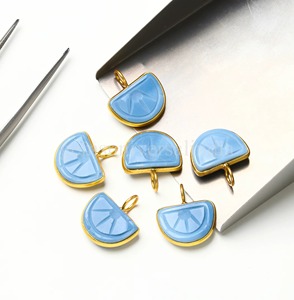 Colgante de ópalo azul natural tallado en forma de naranja, chapado en oro vermeil sobre plata de ley, con gema, precio al por mayor para fabricación de joyas - Product Image 2