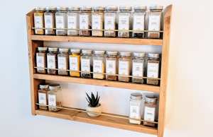 Estante de Especias de Madera Hecho a Mano de 28 Pulgadas de Ancho, Organizador de Cocina de Pared con Tres Estantes y Diseño de Barra Metálica Protectora, Superventas - Product Image 2