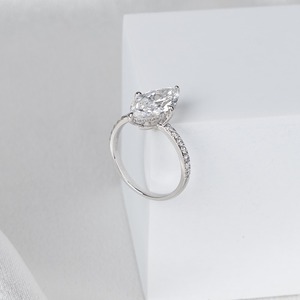 แหวนหมั้นเพชรทรงมาร์คีส์ 3 กะรัต เพชรเลี้ยงในห้องปฏิบัติการ ประดับด้วยวงแหวนรอบเพชรแบบซ่อน ได้รับการรับรองจาก IGI สี E ความสะอาด VVS1 ทองคำขาว 14K ดีไซน์เรียบหรู - Product Image 6