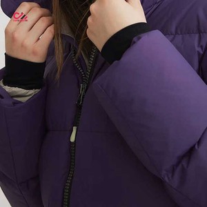 Veste matelassée et à capuche en fausse fourrure pour femme, design personnalisé OEM, fermeture éclair intégrale avec ceinture dorée, veste à bulles pour femme, doudoune d'hiver - Product Image 3
