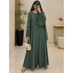 Conjunto de Abaya Islámica Premium con Hiyab |   Elegante Vestido Musulmán Verde para Mujer, Estilo de Oriente Medio, Abaya Verde Oscuro |   Moda Modesta - Product Image 1