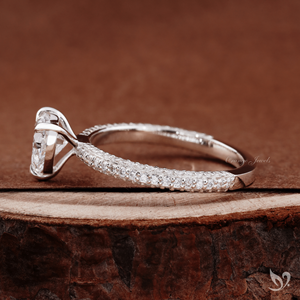 Anillo de Diamante Cultivado en Laboratorio con Corte Corazón de 1 Quilate, Banda Pavé de Tres Hileras, Diseño Romántico en Forma de Corazón para Novia, en Oro Blanco de 10K - Product Image 3