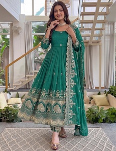 Robes Anarkali en soie croustillante de style indien et pakistanais, les plus belles, pour les mariages, avec de riches broderies et des sequins. - Product Image 1