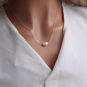 Collier en perles d'eau douce naturelles de forme rétro pour femmes, collier de clavicule haut de gamme, style simple pour accessoire de pull - Product Image 1