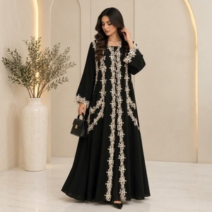 Abaya Negra Moderna con Bordado Ligero Decorativo para Colecciones de Boutique, Vestido Musulmán con Mangas Largas, Diseño Personalizado - Product Image 1