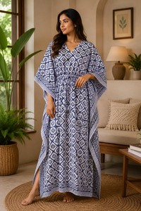 Robe Kaftan Longue Ample Bohème Florale Bleue et Blanche Premium pour Femme – Tenue de Détente Élégante pour Soirées et Nuits – Été Automne 100% Coton - Product Image 2