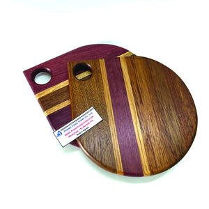 Planche à découper ronde en bois Thinh Tung Thinh avec poignée, fabriquée au Vietnam, emballage individuel - Product Image 1