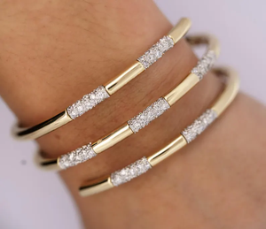 Bracelets manchette classiques plaqués or 18 carats avec diamants ronds taille brillant sertis en canal, design géométrique, bracelet jonc unisexe tendance - Product Image 2