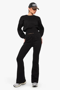 Sudadera negra sostenible para mujer, corte cropped, cuello redondo, bajo profundo, estilo boxy, hombros caídos, con capucha, tejido trasero cepillado suave - Product Image 3