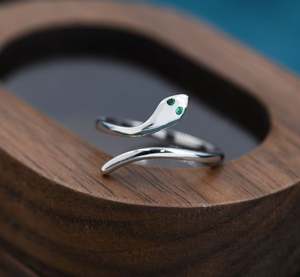 Anillo Serpiente en Plata de Ley 925 con Engaste de Circonita y Banda Ajustable, Disponible en Tres Tamaños para Compromiso y Boda - Product Image 1