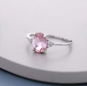 Anillo de Compromiso Ovalado de Morganita Rosa Natural Genuina en Plata de Ley 925 Chapada en Oro de 18K con Tres Piedras de Circonia Cúbica, Diseño Geométrico - Product Image 4