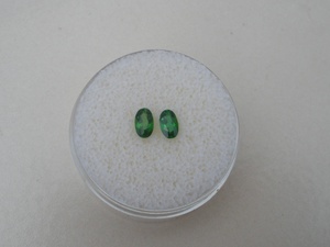 Par de Gemas Naturales de Diopsido Verde Cromado, Facetadas, Ovaladas, de 5x3mm Cada Una - Product Image 1