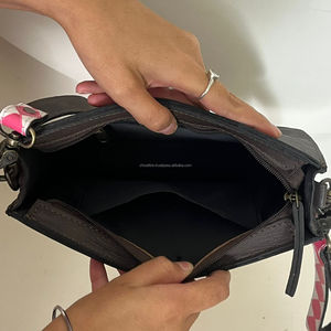 Nouveau sac bandoulière mini en cuir de vachette personnalisé, fait main, de haute qualité, en cuir à carreaux rose et blanc pour femmes - Product Image 6