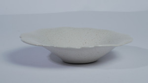 จานเซรามิกสีงาช้างลายวาบิซาบิ รูปทรงสแกลลอป ขนาด 20 ซม. เคลือบแบบ Crackle Glaze เป็นมิตรกับสิ่งแวดล้อม ใช้กับไมโครเวฟได้ เหมาะสำหรับร้านอาหาร ขายส่ง - Product Image 4