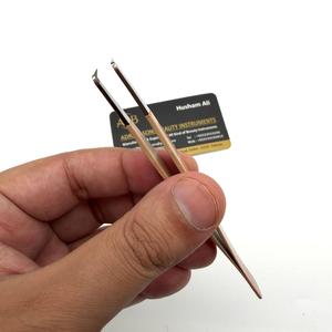 Pinzas para extensión de pestañas de 90 grados, delgadas, de acero inoxidable con punta de fibra, ligeras, resistentes al sudor, con agarre fuerte y logotipo personalizado. - Product Image 4