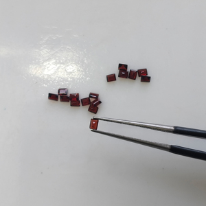 โกเมนสีแดงธรรมชาติ 2.5x2 มม. ทรงบาแกตต์ คุณภาพดีที่สุด พลอยเม็ดเดี่ยวสำหรับทำเครื่องประดับ - Product Image 1