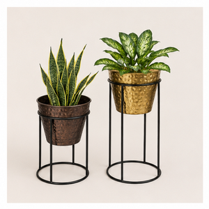 Juego de 2 Macetas Modernas de Lujo en Metal Dorado Martillado con Soporte de Hierro Negro, Elegantes Macetas Decorativas para Interiores, para Sala de Estar - Product Image 3